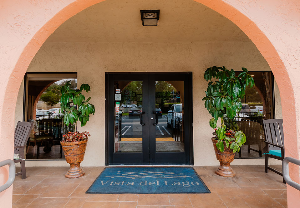 The front entrance of Vista del Lago