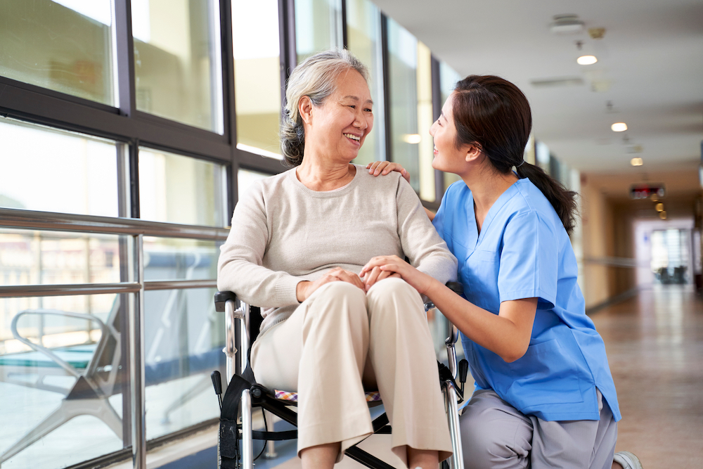 A senior woman chats with her nurse